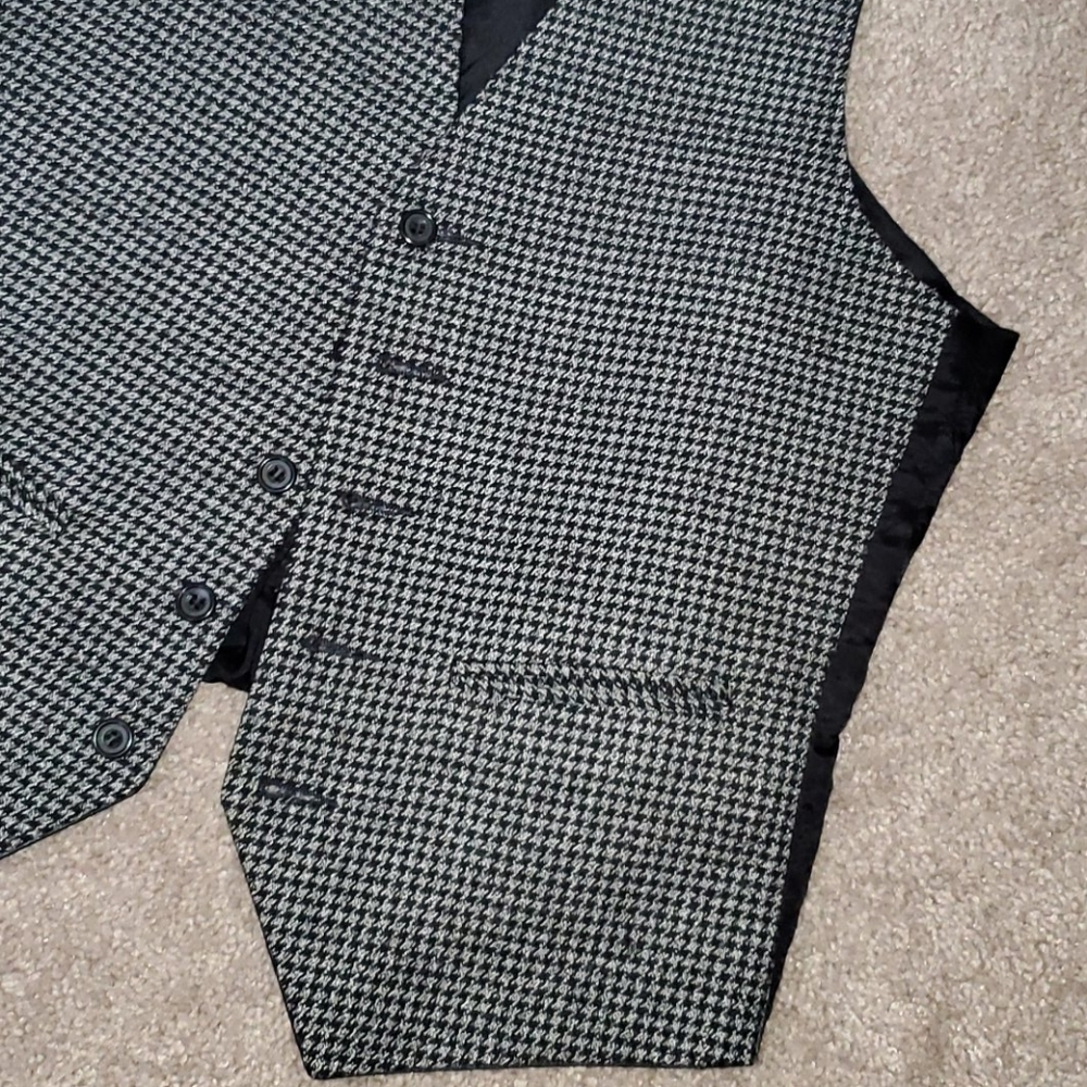 Vest - Picture 2 of 4